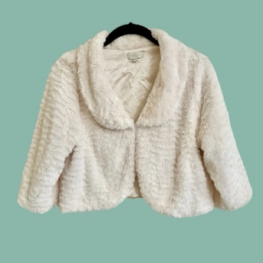 CHIC, GIRLS, OFF-WHITE, FAUX FUR COAT. FULLY LINED, FRONT HOOK CLOSURE. SIZE 8